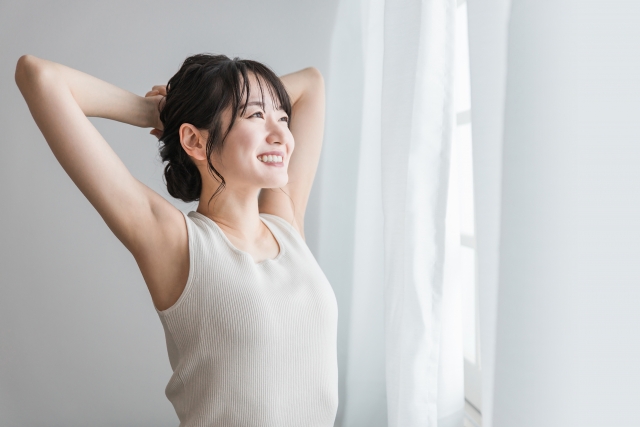 伸びをする女性