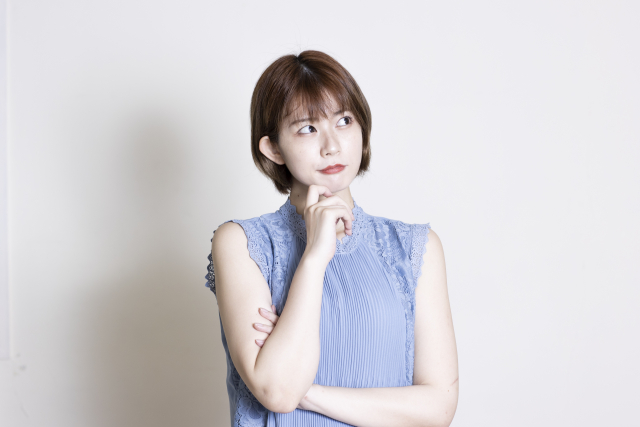 悩む女性