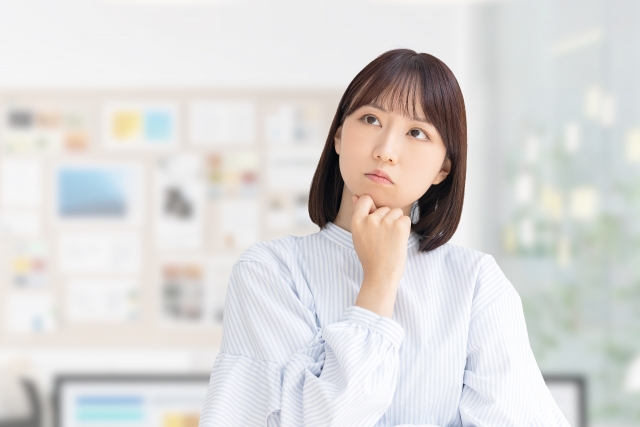 不安を感じる女性