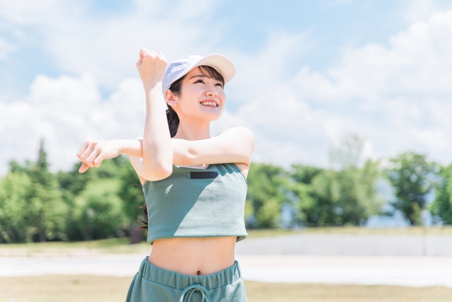 公園でストレッチをする運動初心者の女性