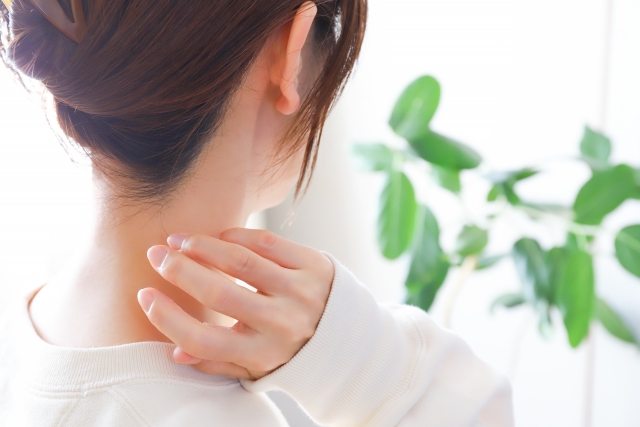 首のこりが気になる女性